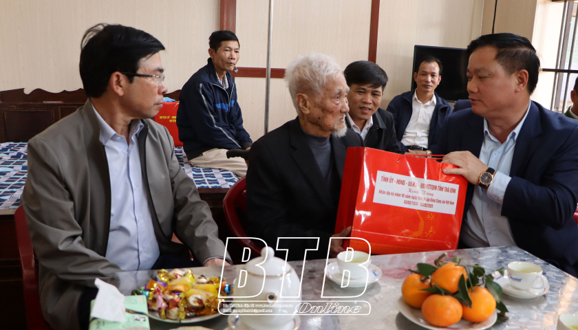 Le camarade Nguyen Khac Than, secrétaire du Comité provincial du Parti, a rendu visite et offert des cadeaux à des membres exemplaires du Parti, à des cadres révolutionnaires vétérans et à des cadres d'avant le soulèvement.