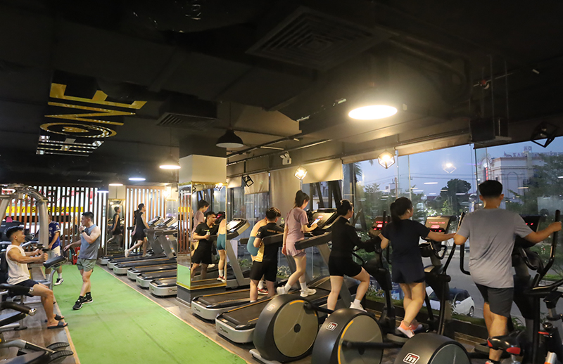 체육관은 점차 모든 연령대의 많은 사람들이 참여하는 추세입니다.