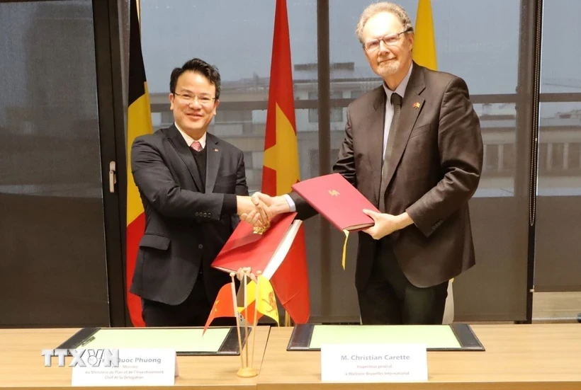 El Viceministro de Planificación e Inversiones, Tran Quoc Phuong, y el Sr. Christian Carette, Inspector General de Asuntos Exteriores de Valonia-Bruselas (WBI), firmaron un memorando de cooperación entre Vietnam y la región de Valonia-Bruselas para el período 2025-2027. (Foto: Huong Giang/VNA)