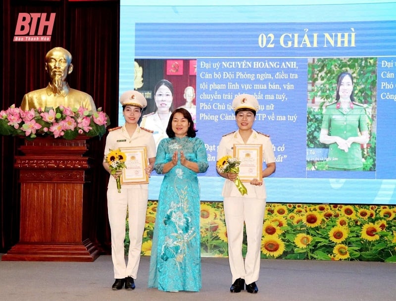 Cérémonie de remise des prix du concours « Excellents cadres syndicaux féminins de base » de la police de Thanh Hoa