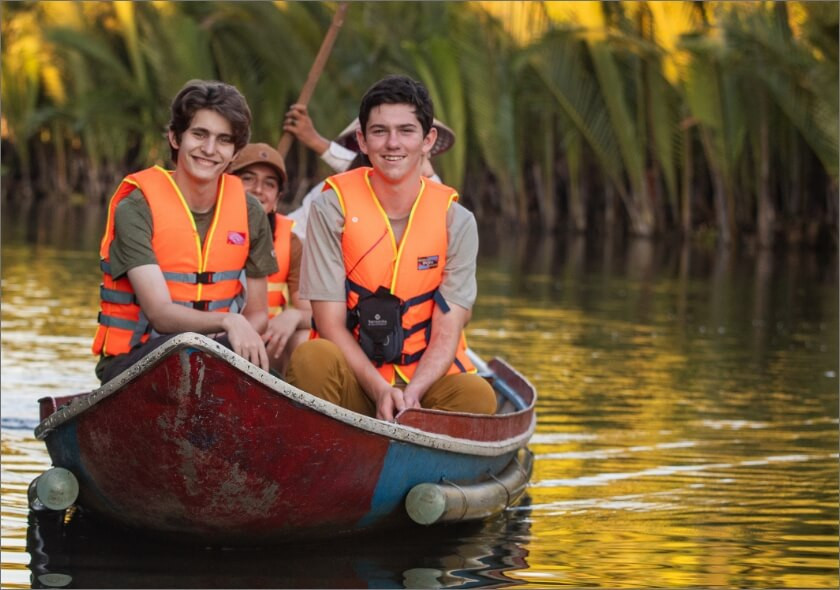 Estudiantes en barco en Vietnam.jpg