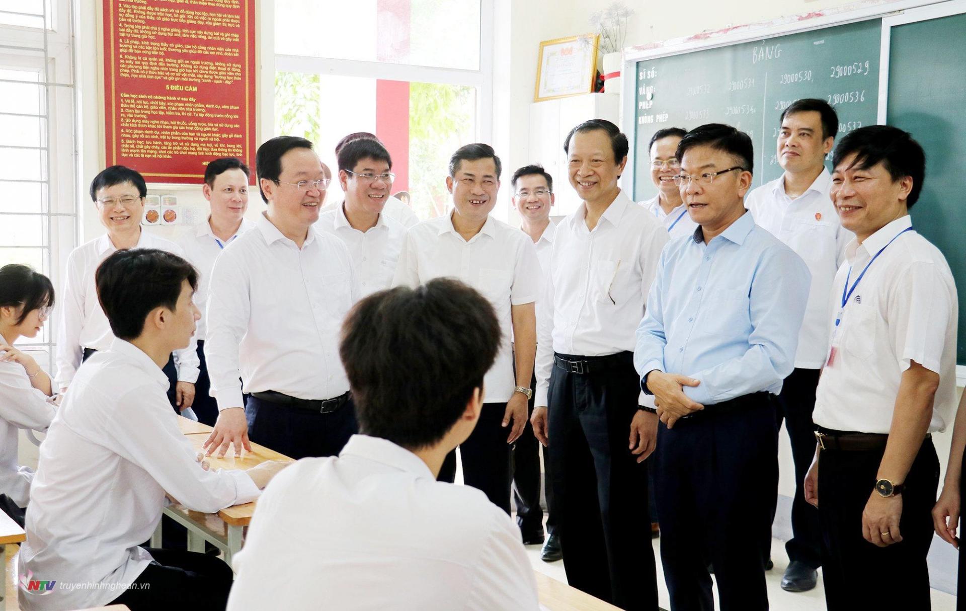 Phó Thủ tướng Chính phủ Lê Thành Long cùng đoàn công tác, lãnh đạo tỉnh Nghệ An động viên các thí sinh dự thi tại Trường THPT Huỳnh Thúc Kháng.