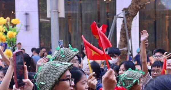 Crowds of people flock to the old town to participate in the Cultural Festival for Peace