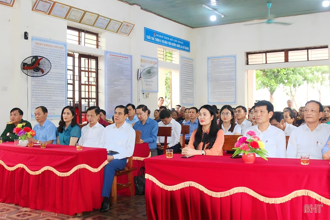 Chủ tịch UBND tỉnh chung vui ngày hội đại đoàn kết ở Vũ Quang