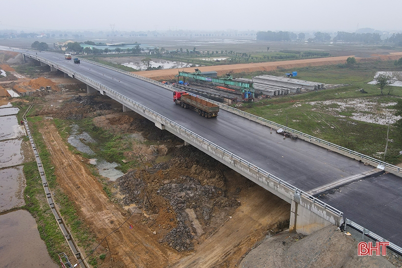 Circulation intense sur le viaduc de l'autoroute 8 lors de l'ouverture technique