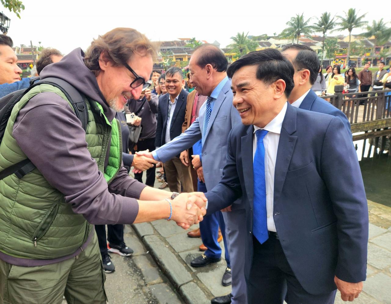 Le président du Comité populaire provincial, Le Van Dung, a accueilli le premier groupe de visiteurs à Hoi An en 2025. Photo : Q.T