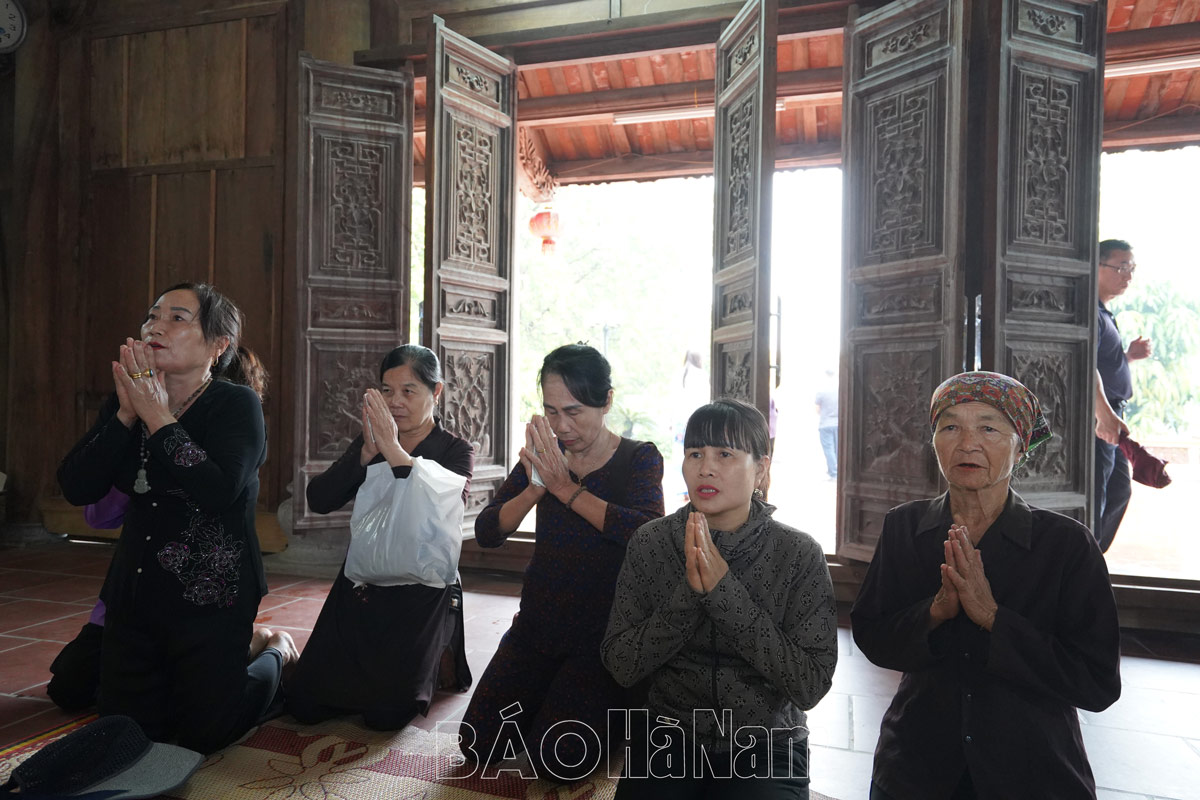 Hàng nghìn phật tử về chùa Lưu ly dự lễ hội 