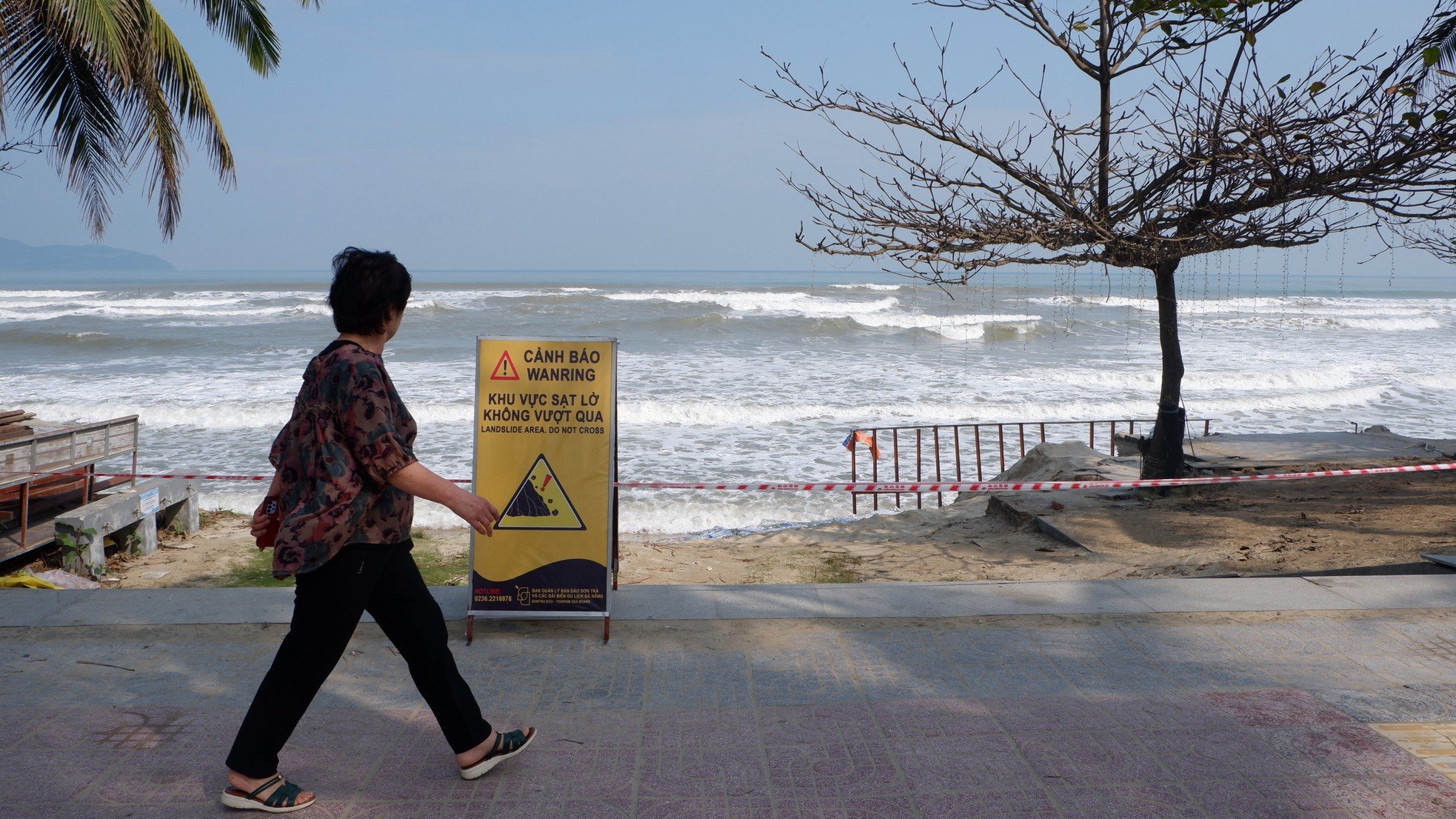 Scene of hundreds of meters of temporary dike built to save 'most beautiful beach in Asia' photo 6