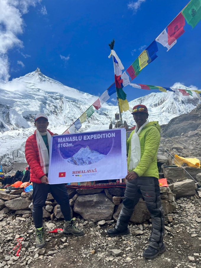 Nguyen Manh Duy and Temba Bhote before conquering Manaslu peak. Photo: NVCC