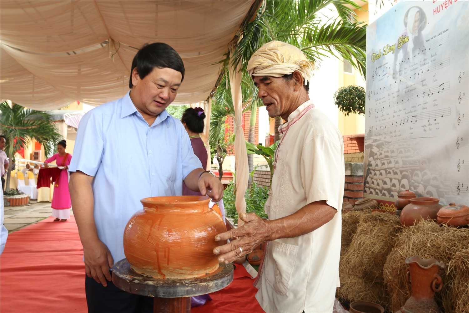 Bộ trưởng Hầu A Lềnh trò chuyện với Nghệ nhân làm gốm