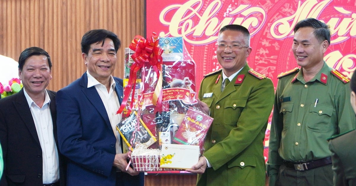 Chairman of the Provincial People's Committee Le Van Dung visited and wished a happy new year to Quang Nam Police