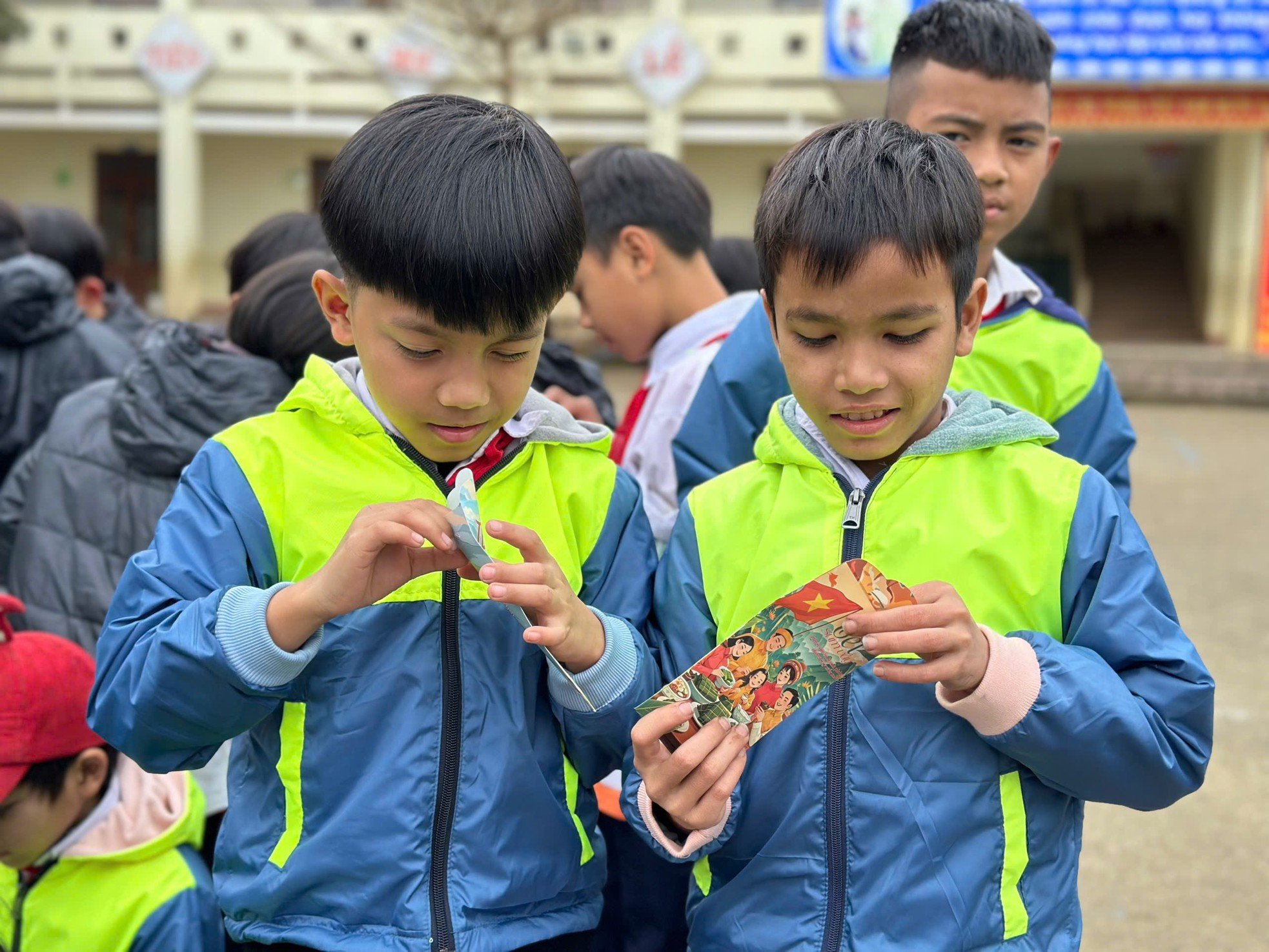 Les enfants des hauts plateaux de Quang Nam reçoivent de l'argent porte-bonheur tôt, photo 12