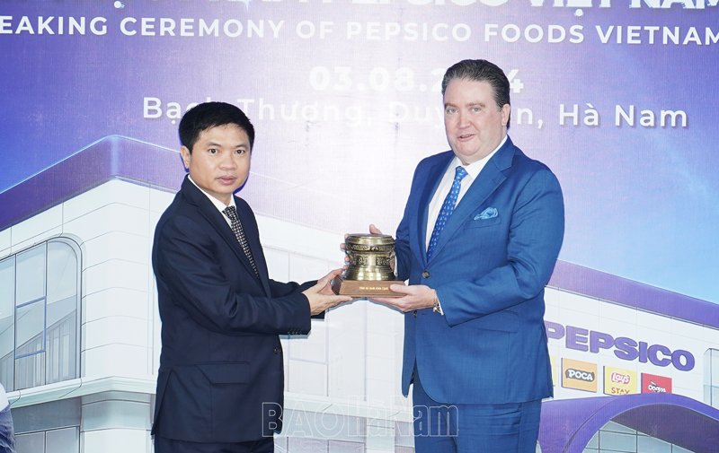 Đồng chí Chủ tịch UBND tỉnh Trương Quốc Huy làm việc với Đại sứ Hoa Kỳ tại Việt Nam 