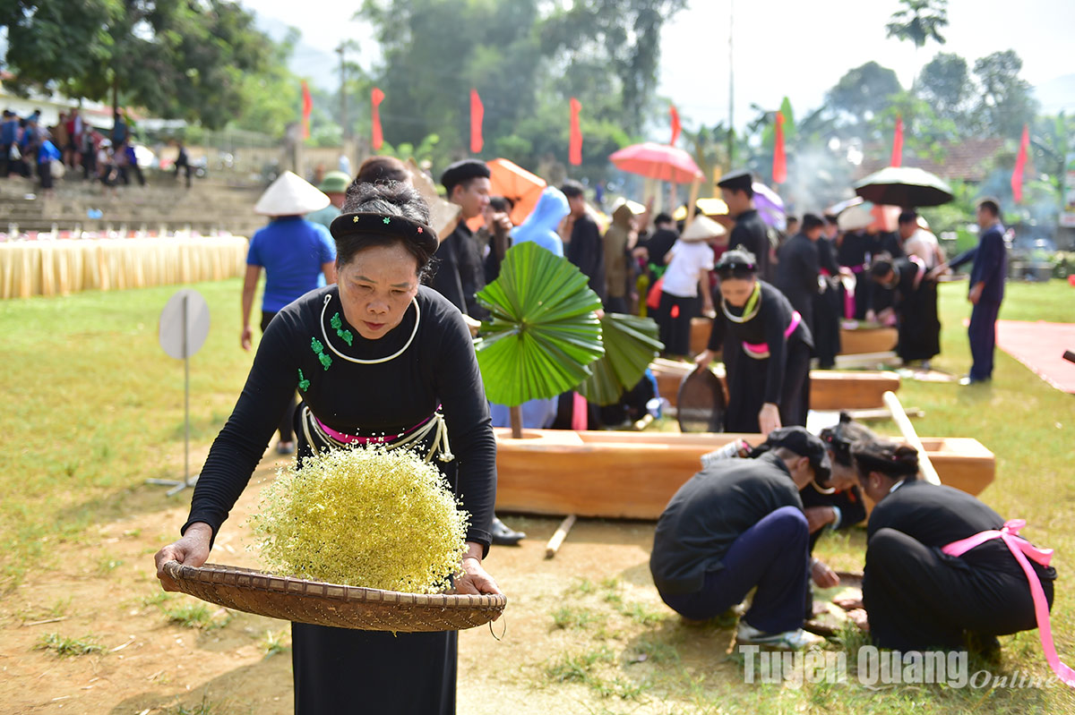 Lễ hội giã cốm của dân tộc