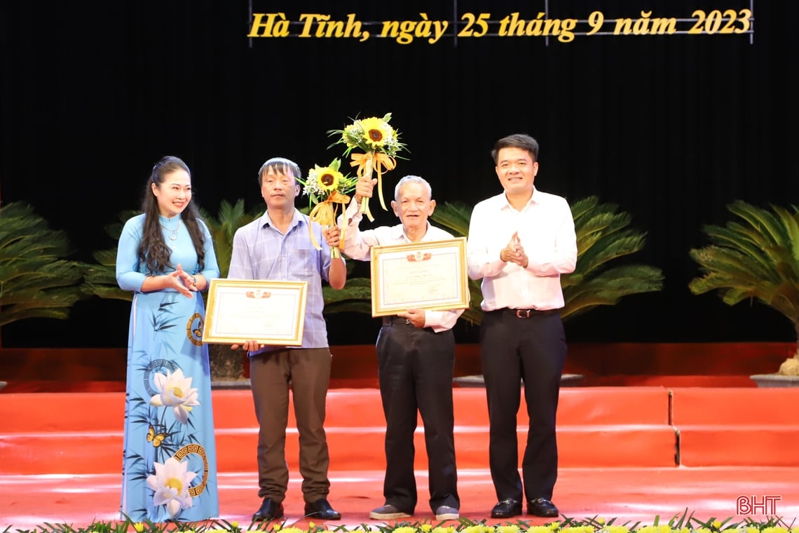 Awarding 29 composition awards about Ha Tinh Trade Union