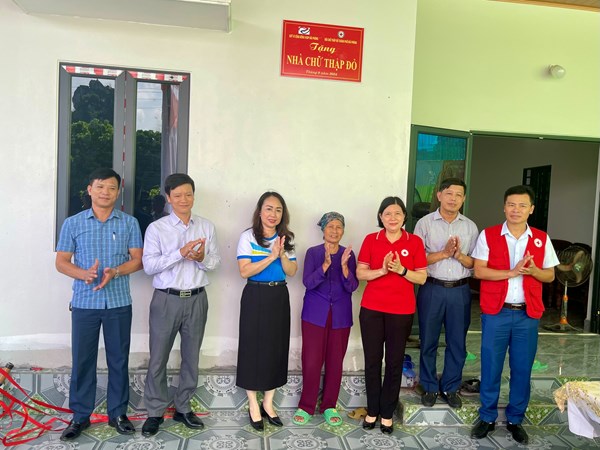 Inauguración de la casa de la Cruz Roja en la comuna de Lai Xuan, distrito de Thuy Nguyen