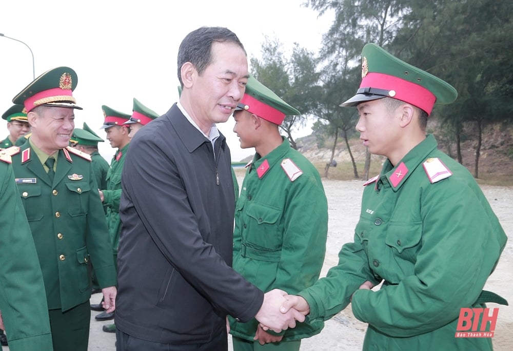 Đoàn công tác của Bộ Quốc phòng và tỉnh Thanh Hóa thăm, chúc Tết cán bộ, chiến sĩ Đảo Mê 