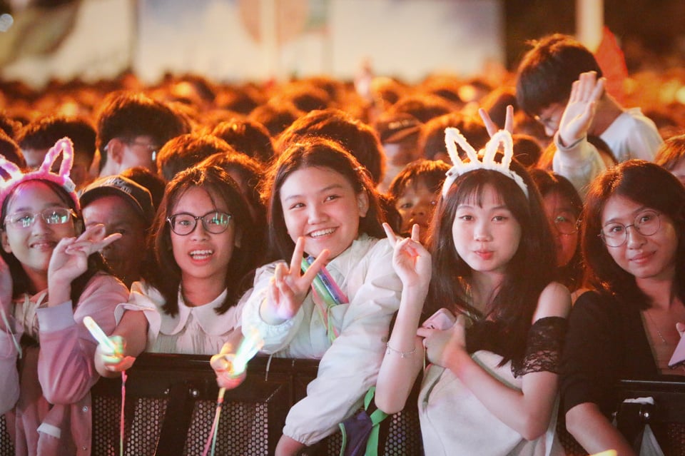 Les jeunes attendent avec impatience le compte à rebours pour accueillir la nouvelle année 2025. Photo : H.B