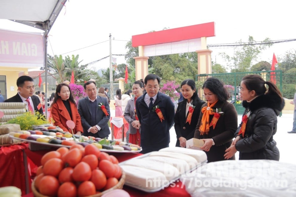 Delegates visited the booth introducing agricultural products of Quyet Thang commune.