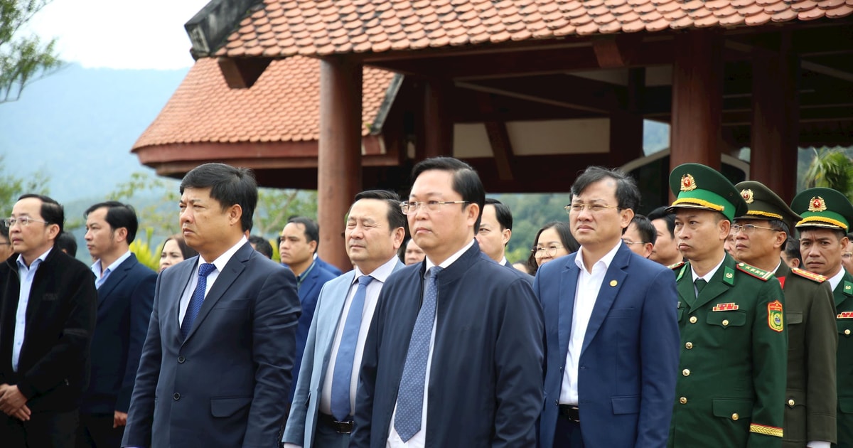 루옹 응우옌 민 트리엣(Luong Nguyen Minh Triet) 성 당 서기가 타이장(Tay Giang) 지구 순교자 묘지에 분향을 바치고 있다.