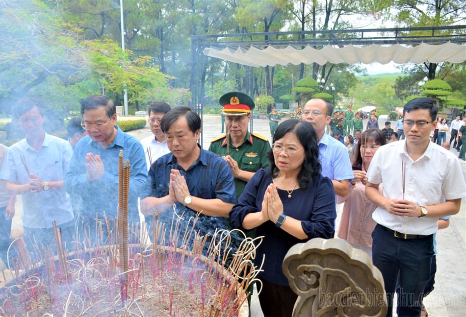 Delegation der Provinz Dien Bien bietet Weihrauch an historischen Stätten und roten Adressen der Provinz Quang Tri an