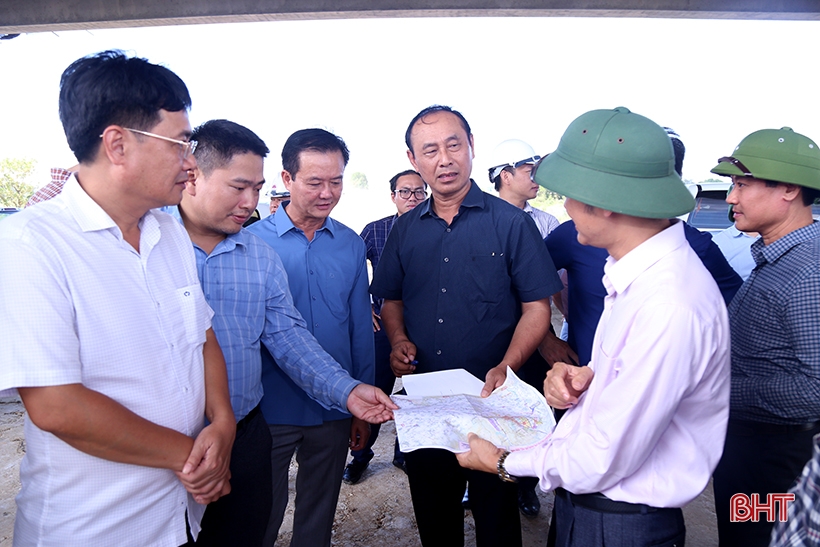 El Viceministro de Transporte Le Dinh Tho: Ha Tinh está haciendo grandes esfuerzos para limpiar el sitio y asegurar la fuente de materiales para la construcción de la Autopista Norte-Sur.