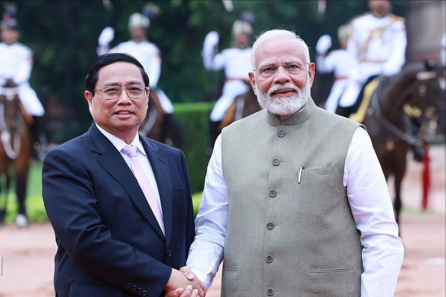 El primer ministro indio, Narendra Modi, organiza una ceremonia de bienvenida para el primer ministro Pham Minh Chinh