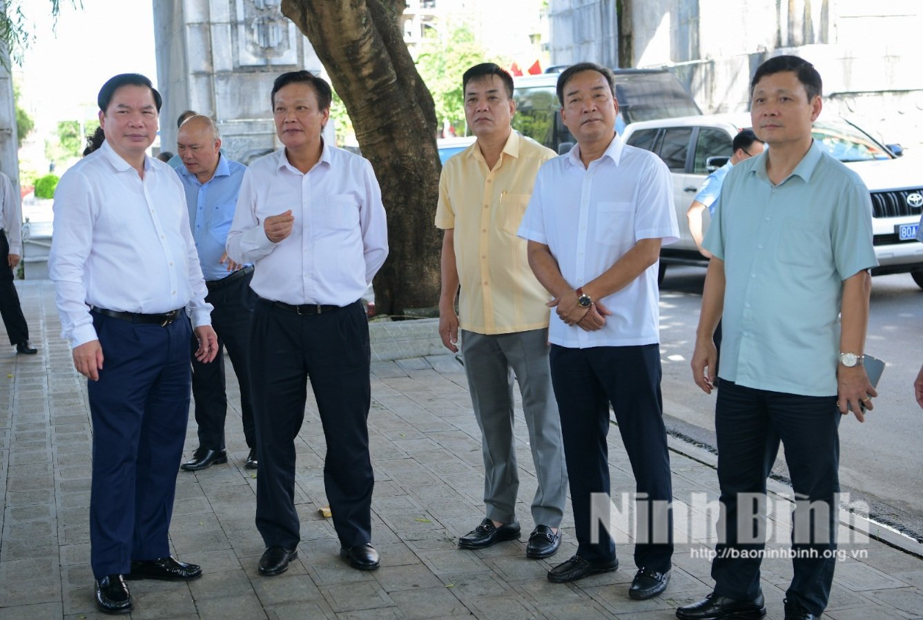 Le groupe de travail interdisciplinaire central a mené une enquête de terrain sur l’agencement des unités administratives aux niveaux du district et de la commune dans la province de Ninh Binh.