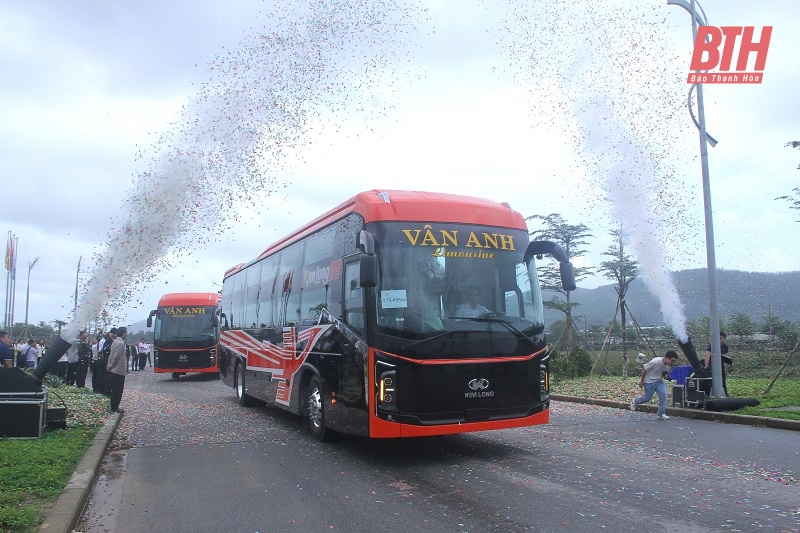 ក្រុមហ៊ុន Van Anh Limousine បានចុះកិច្ចសន្យាទិញរថយន្ត KimLong 99 និង KimLong X9 ចំនួន ២៥០គ្រឿង សម្រាប់ដឹកជញ្ជូនអ្នកដំណើរ។