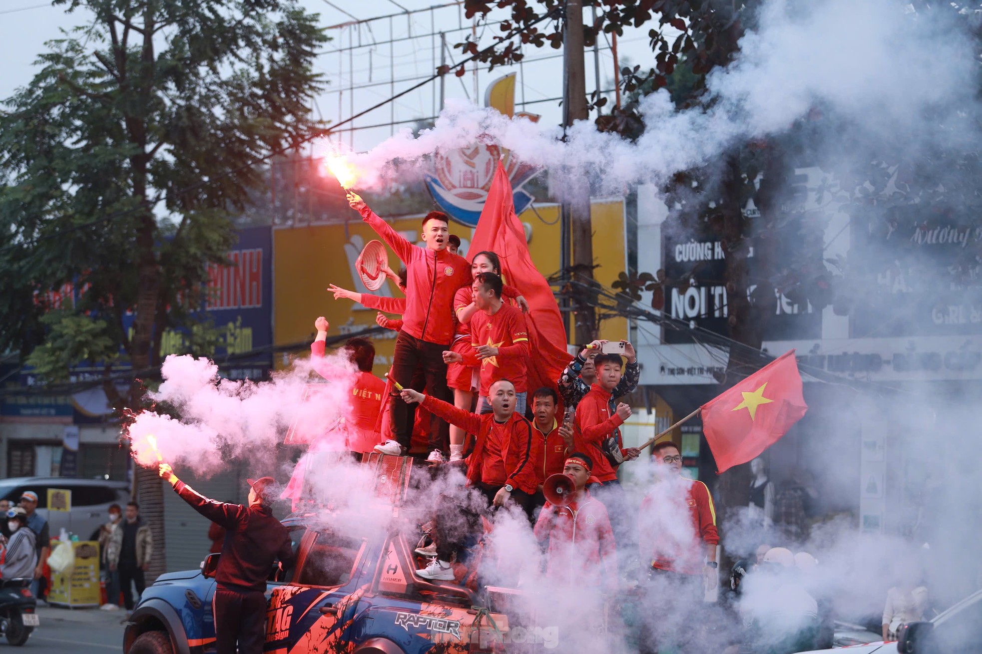 Viet Tri is glowing red, fueling the Vietnamese team in the second leg of the semi-final photo 5