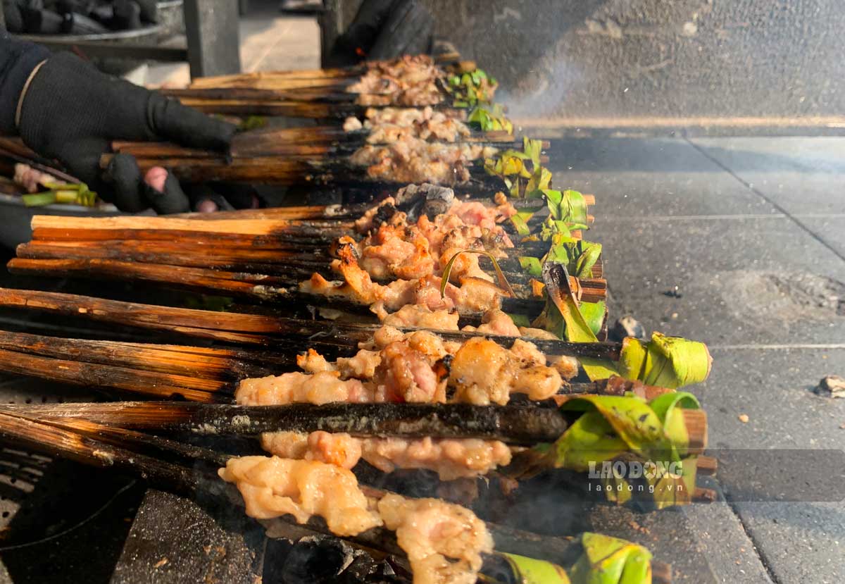 Der Hackbraten wird mit Bambusstäbchen gegrillt und auf einzigartige Weise in Bananenblätter eingebunden. Foto: Ha Vi