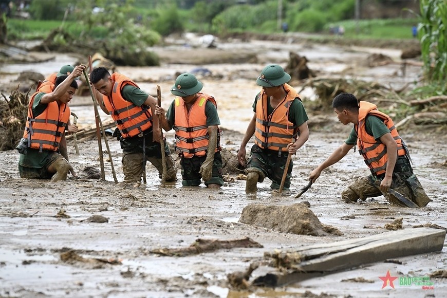 Officers and soldiers search for missing victims in Lang Nu, Phuc Khanh commune (Bao Yen, Lao Cai). Photo: VIET TRUNG