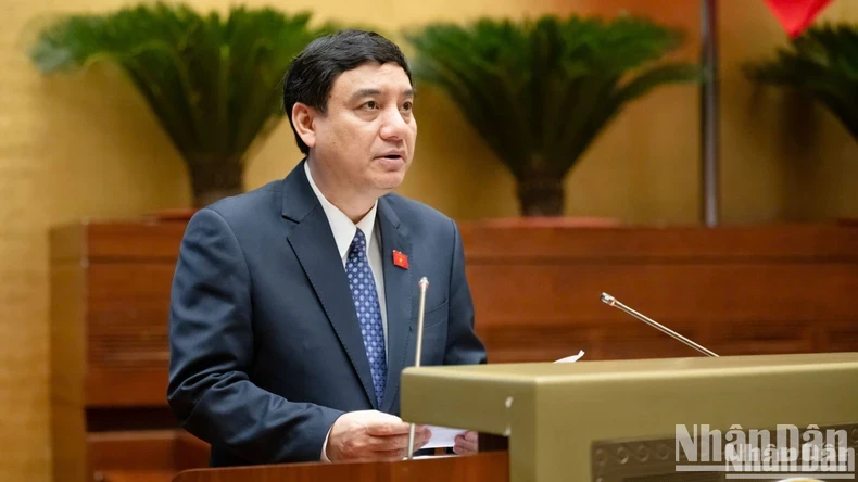 El presidente del Comité de Cultura y Educación, Nguyen Dac Vinh, presentó el informe de inspección. (Foto: Thuy Nguyen)