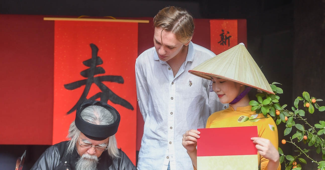 Pourquoi l'ancien village de Duong Lam attire-t-il autant de touristes pendant les jours précédant le Têt ?