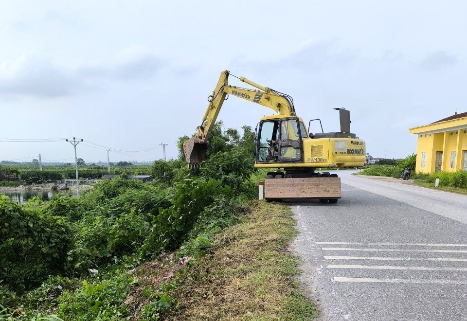 The Red River dike section through Van Giang district is being maintained to serve the work of preventing and fighting rain and floods.
