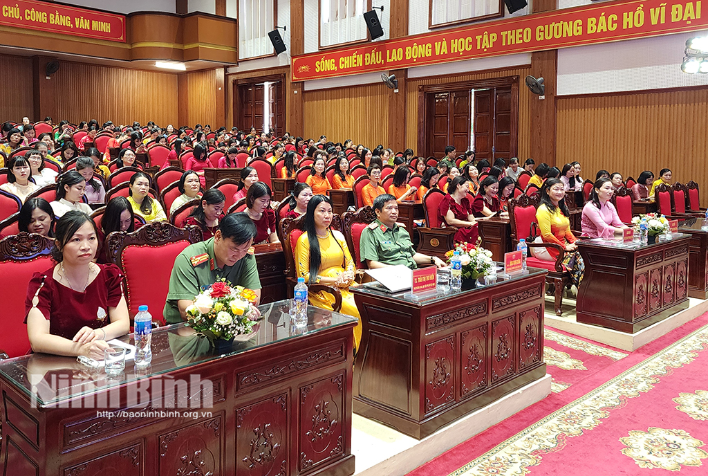 L'Union des femmes de la police provinciale a organisé une activité thématique pour célébrer le 94e anniversaire de la fondation de l'Union des femmes du Vietnam