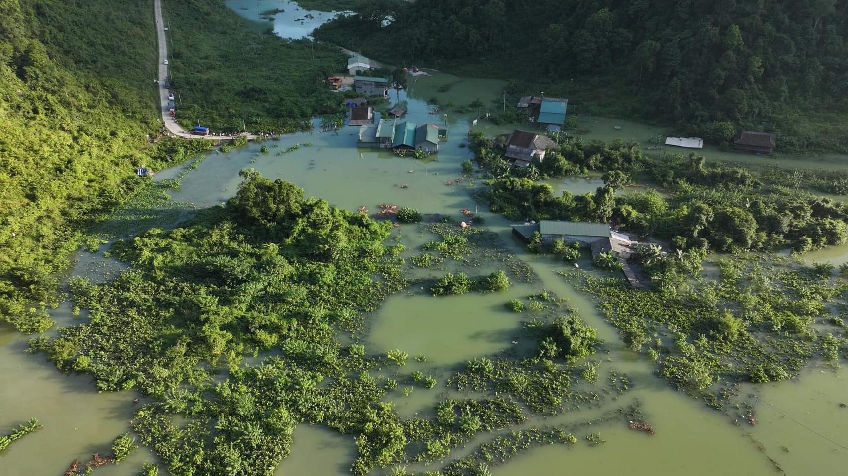 Душераздирающие кадры затопленного района Каобанг, вода продолжает подниматься, от домов остались только крыши, фото 1