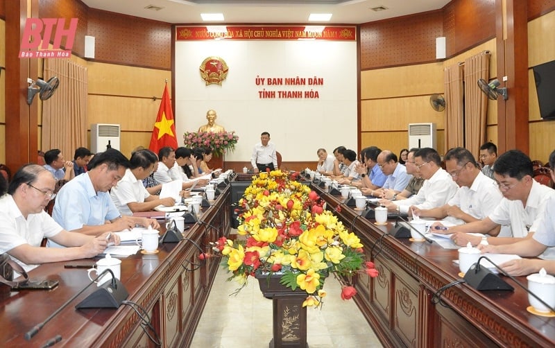 Implementar sincrónicamente soluciones para mejorar la efectividad del desarrollo turístico en la provincia de Thanh Hoa.