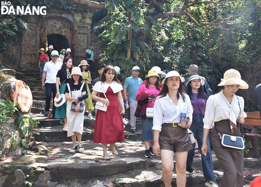 The special national monument Ngu Hanh Son is also a favorite destination for locals and tourists to visit during this holiday. Photo: THU HA