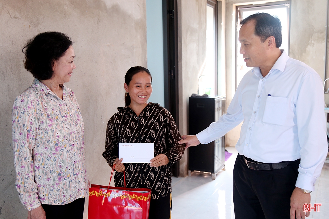 สมาชิกเลขาธิการ Truong Thi Mai นำธูปไปจุดตามที่อยู่สีแดงและมอบของขวัญให้กับผู้คนในหมู่บ้านห่าติ๋ญ