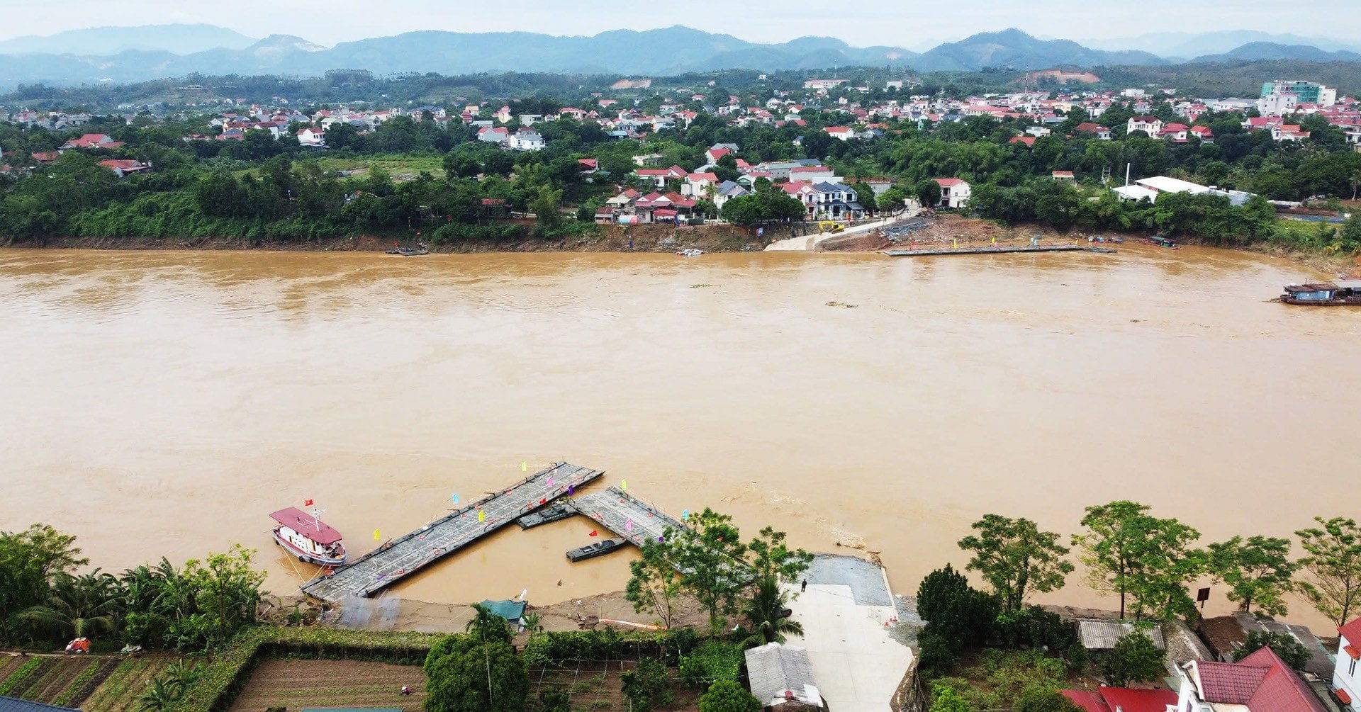 Los ingenieros utilizan un ferry para reemplazar el puente de pontones de Phong Chau a partir de las 14:00 horas del 4 de octubre