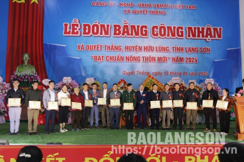 Leaders of Quyet Thang commune awarded certificates of merit to outstanding individuals.