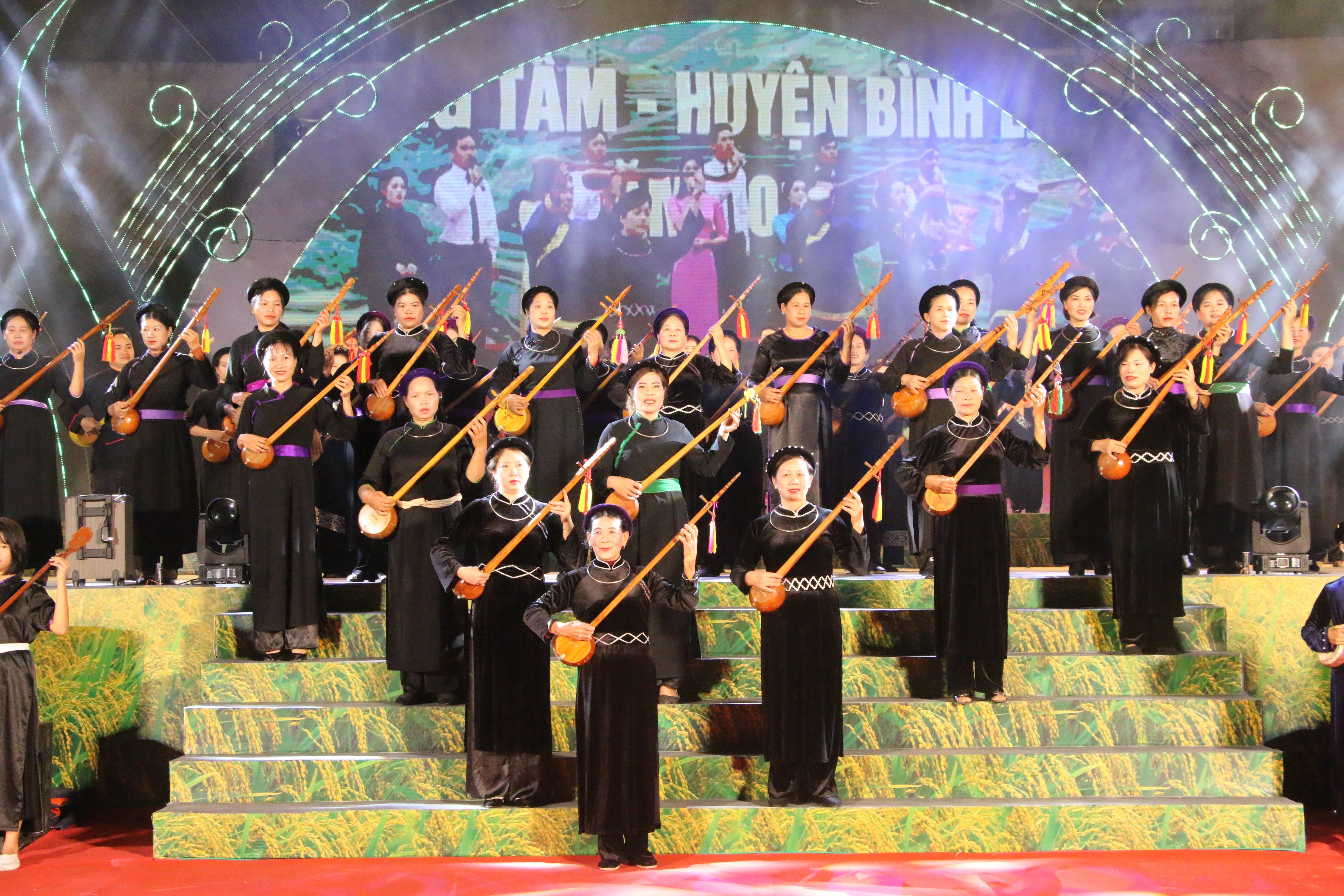 Luego, el canto del grupo étnico Tay en el Festival de la Temporada Dorada del distrito de Binh Lieu en 2023.