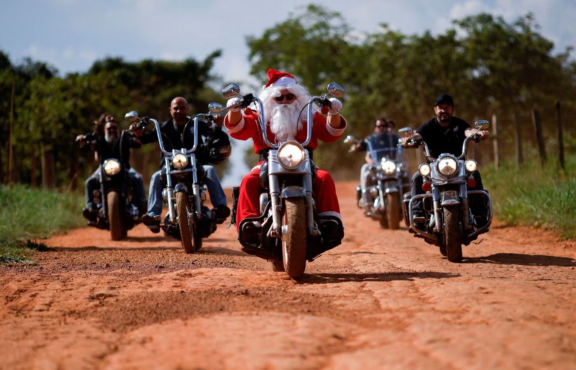 L'image du Père Noël répand la joie dans le monde entier