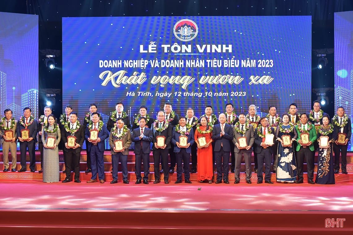 Ha Tinh honors 53 outstanding businesses and entrepreneurs