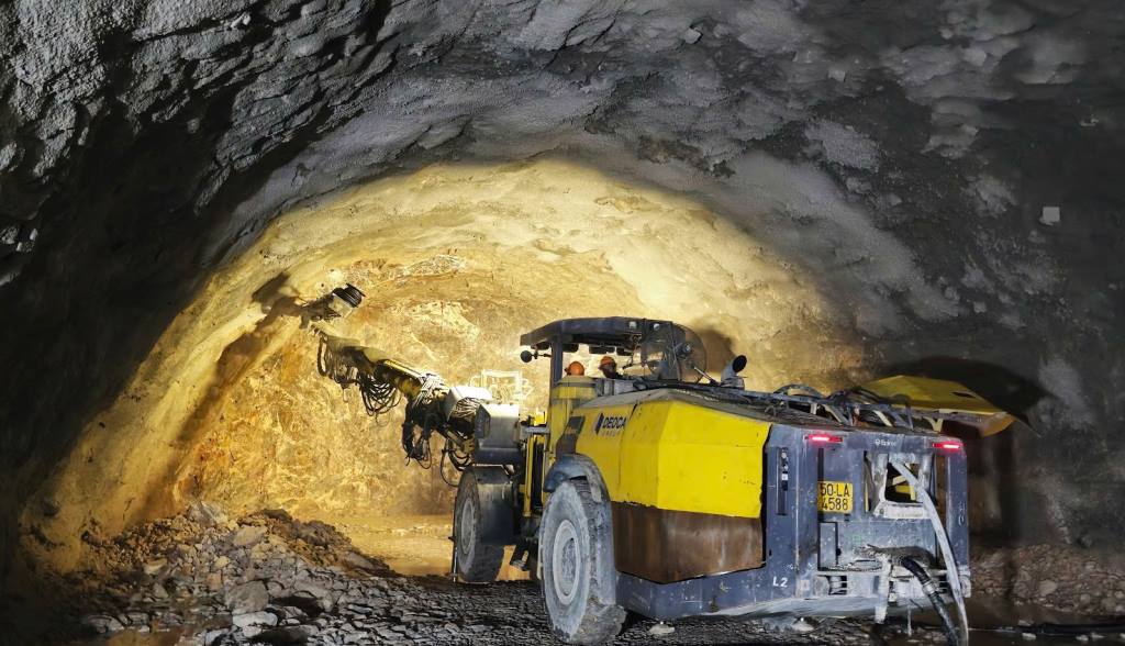 Construction of tunnel No. 2 on Dong Dang - Tra Linh highway.