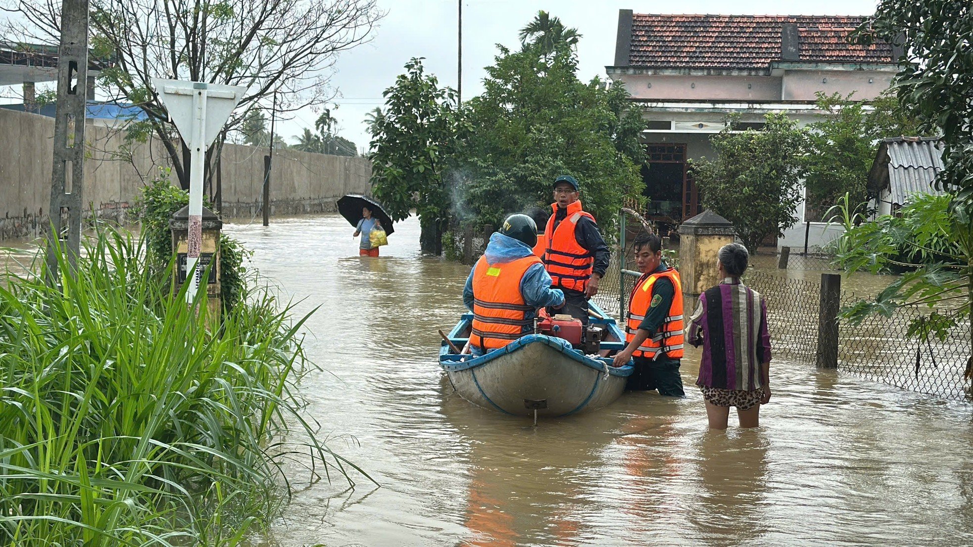 Floods rise quickly, dozens of houses in Quang Ngai submerged in water photo 9