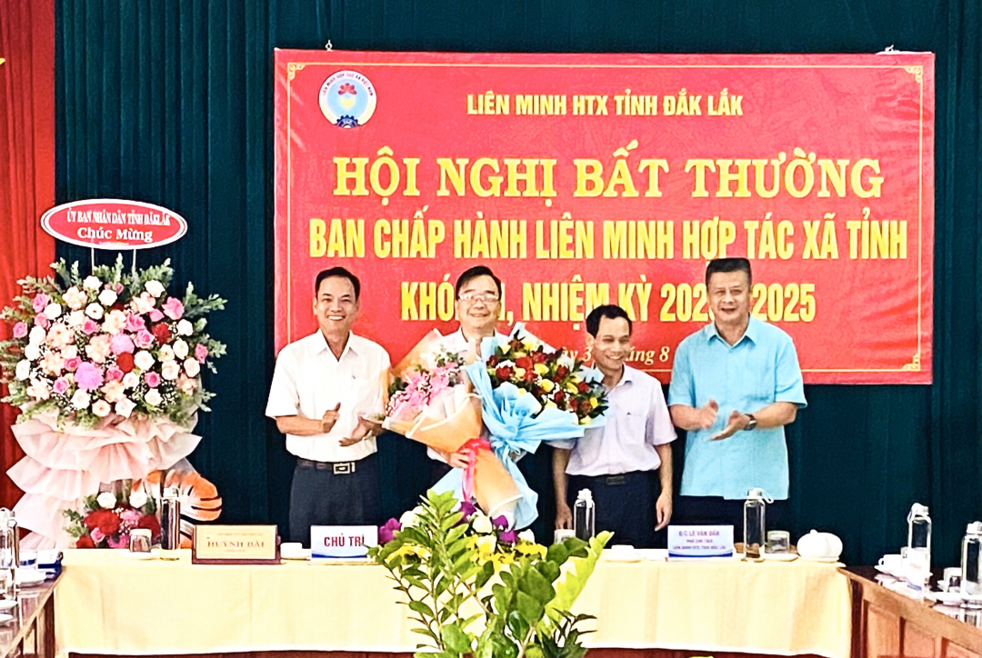 Các đồng chí được bầu vào Ban Chấp hành Liên minh HTX tỉnh khóa VI, nhiệm kỳ 2020 - 2025 ra mắt tại hội nghị.