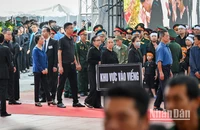 [Foto] Menschen stehen Schlange, um Generalsekretär Nguyen Phu Trong in seiner Heimatstadt Lai Da die letzte Ehre zu erweisen.