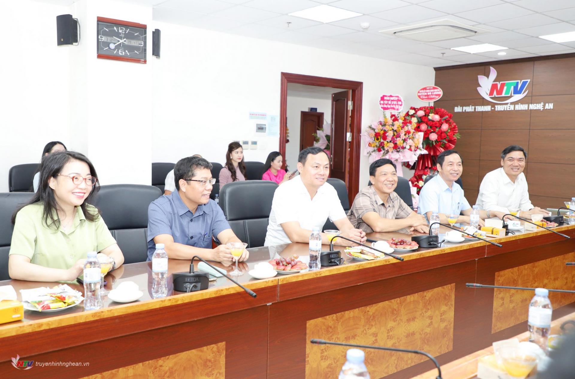 Los delegados de la delegación de trabajo en la reunión felicitaron a la estación de radio y televisión Nghe An.